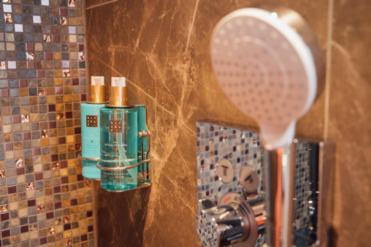 Harbour Suites Boutique Hotel Моникендам Екстериор снимка